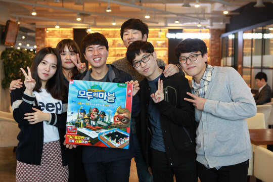 2015년 3월 서울 구로동 넷마블게임즈 본사에서 마블챌린저 4기로 선발된 대학생들이 넷마블의 캐릭터 상품 홍보 콘텐츠를 제작한 후 기념촬영을 하고 있다. 넷마블게임즈 제공